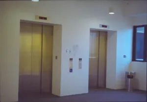 Części zamienne i komponenty do dźwigów osobowych i towarowych